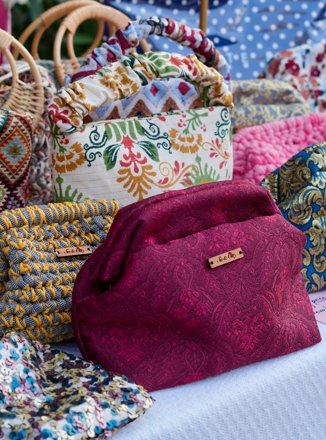 Bolsos y neceseres artesanales de una marca expositora en Noniná Market