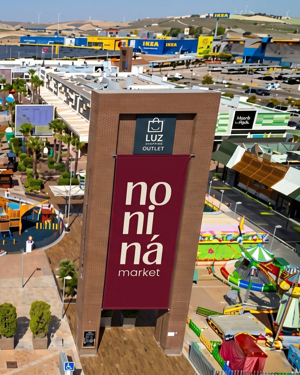 Lona de Noniná Market en la torre de Luz Shopping, Jerez de la Frontera