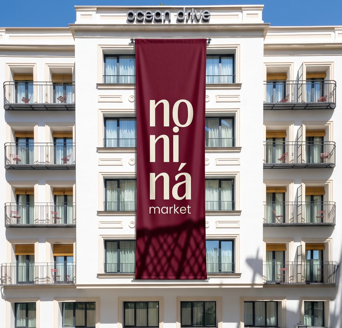 Lona de Noniná Market en la fachada del hotel Ocean Drive Sevilla